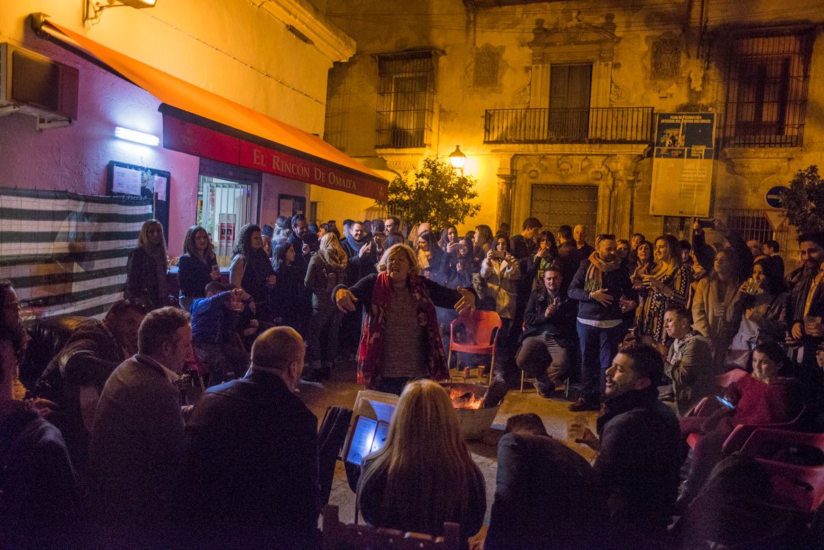 Un momento de la zambomba en la calle Cazón. FOTO: MANU GARCÍA.
