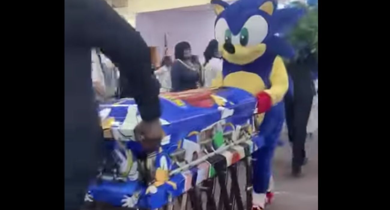 Una persona disfraza de Sonic, transportando el féretro del menor fallecido.
