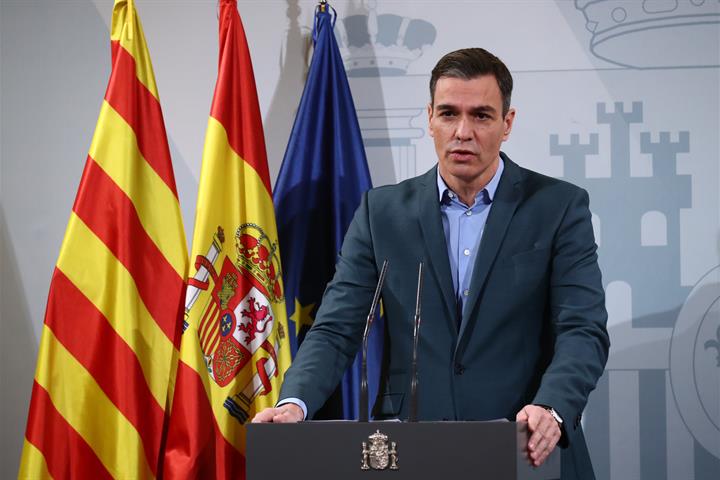 Sánchez convoca a las comunidades para tomar "medidas compartidas" frente al virus a 48 horas de Nochebuena.