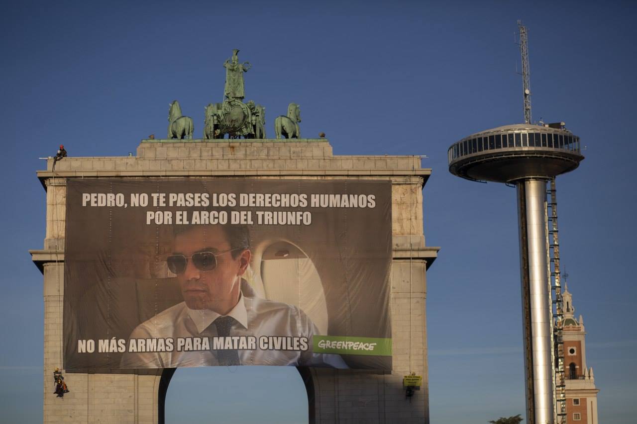 Pancarta desplegada por Greenpeace en el Arco del Triunfo de Madrid