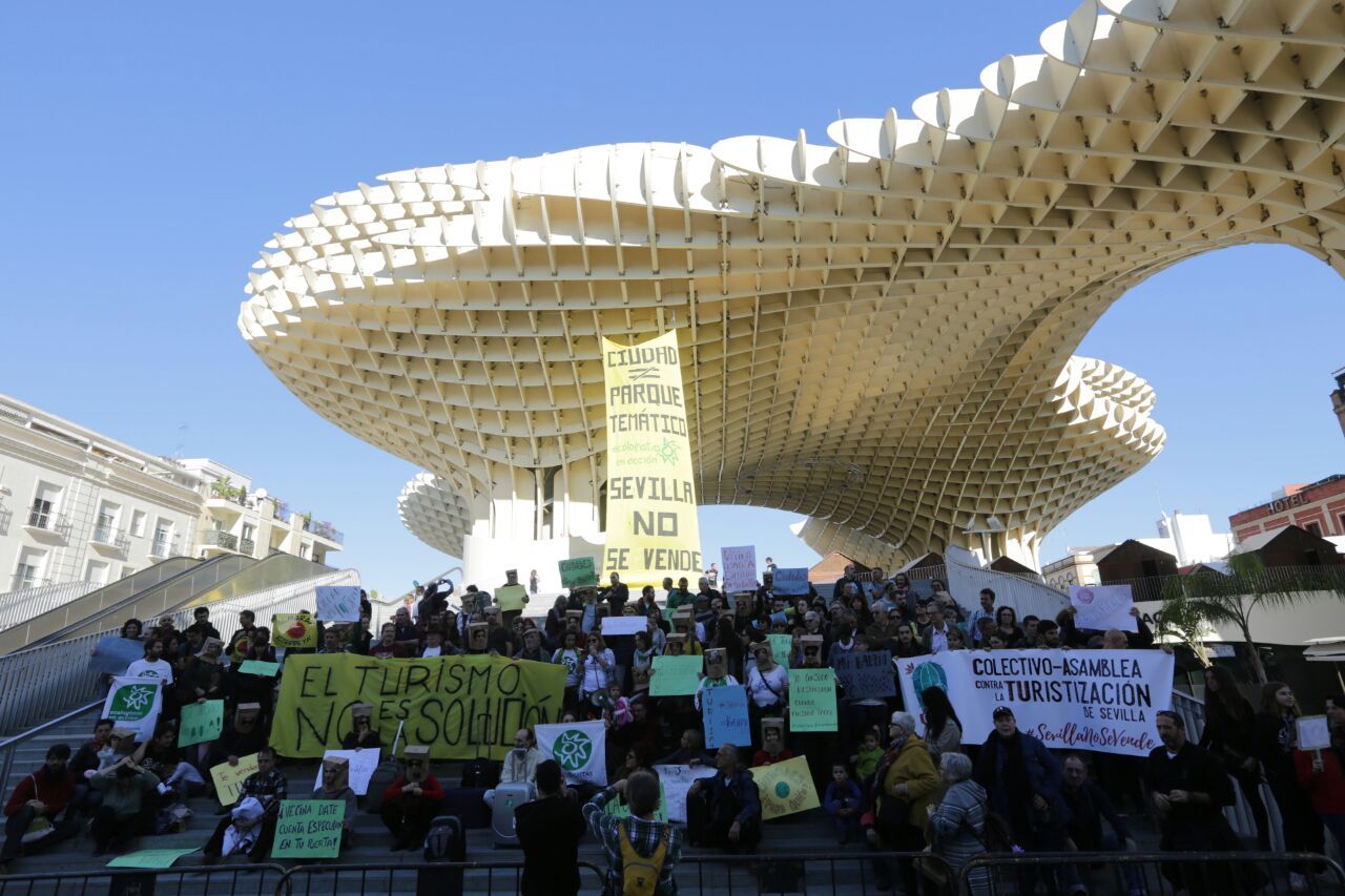 Concentración de Ecologistas en Acción contra la turistificación en 'Las Setas' de Sevilla