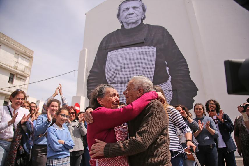 Rosa Moneo y su marido Paco González, junto a toda su familia, una vez visto el fotomural. FOTO: JUAN CARLOS TORO. 