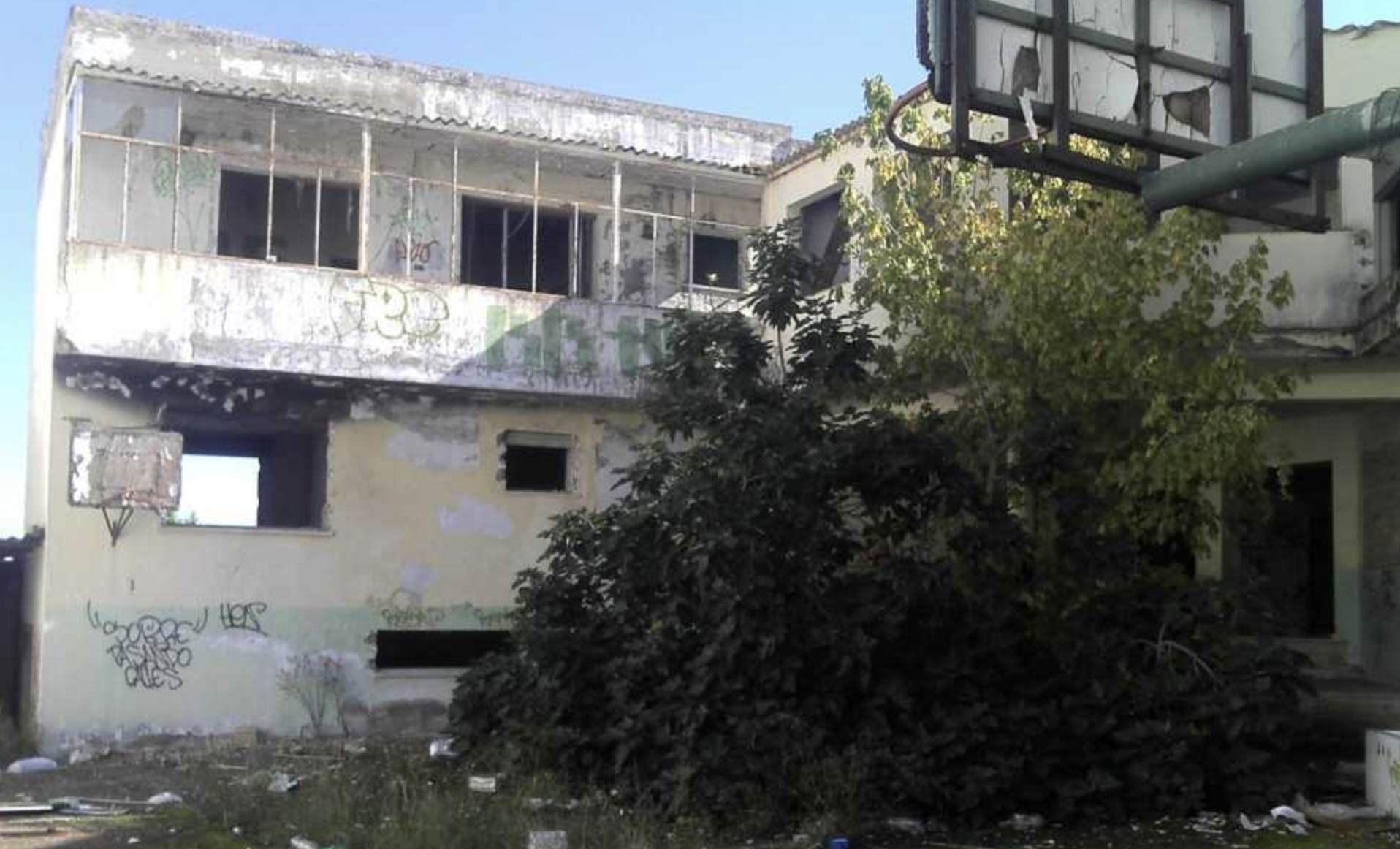 Interior del antiguo colegio Paidós, en La Vid, que acabará siendo demolido.