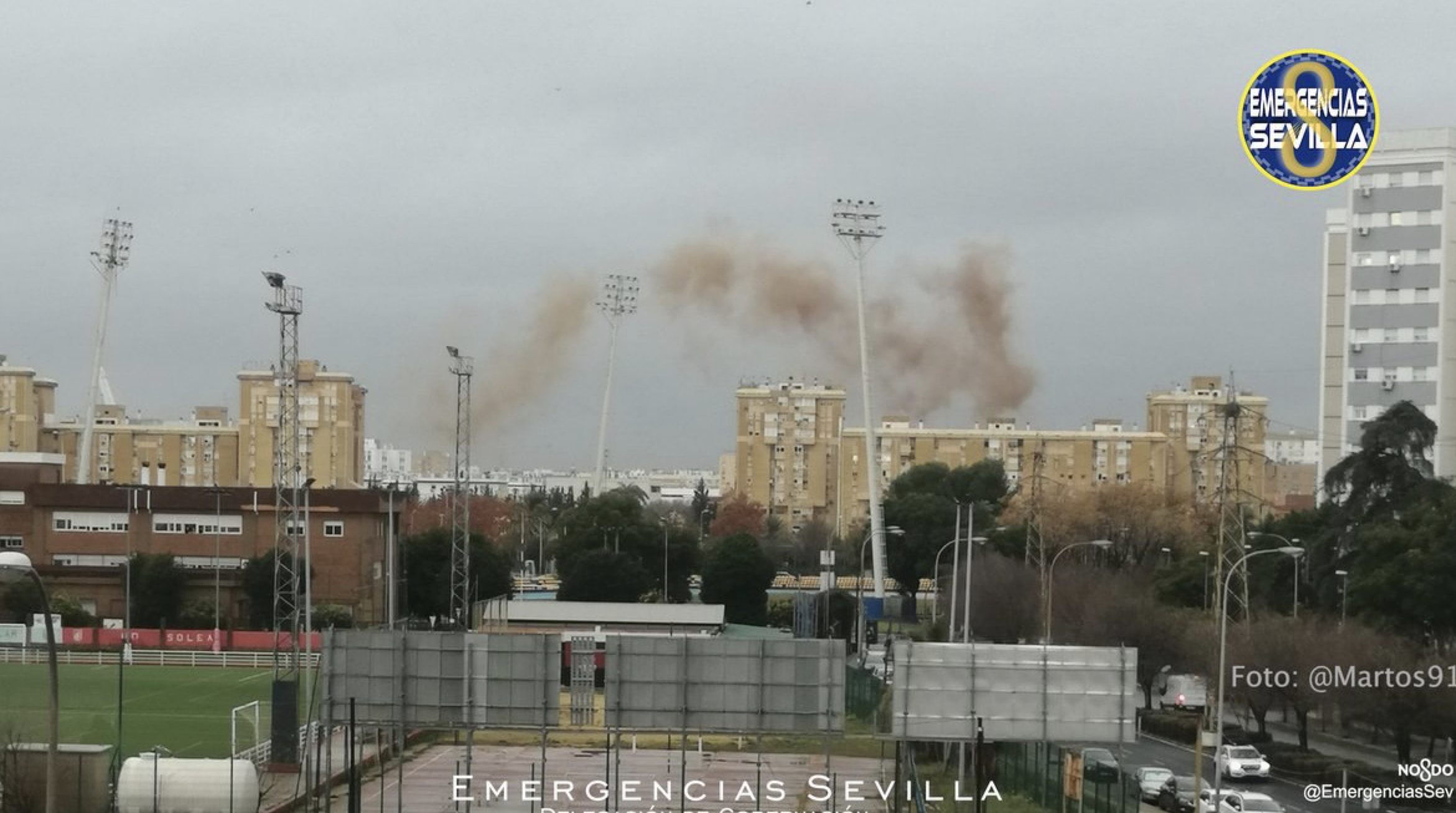 La caída de un rayo en un edificio de Sevilla provoca una fuerte detonación en el Polígono San Pablo.