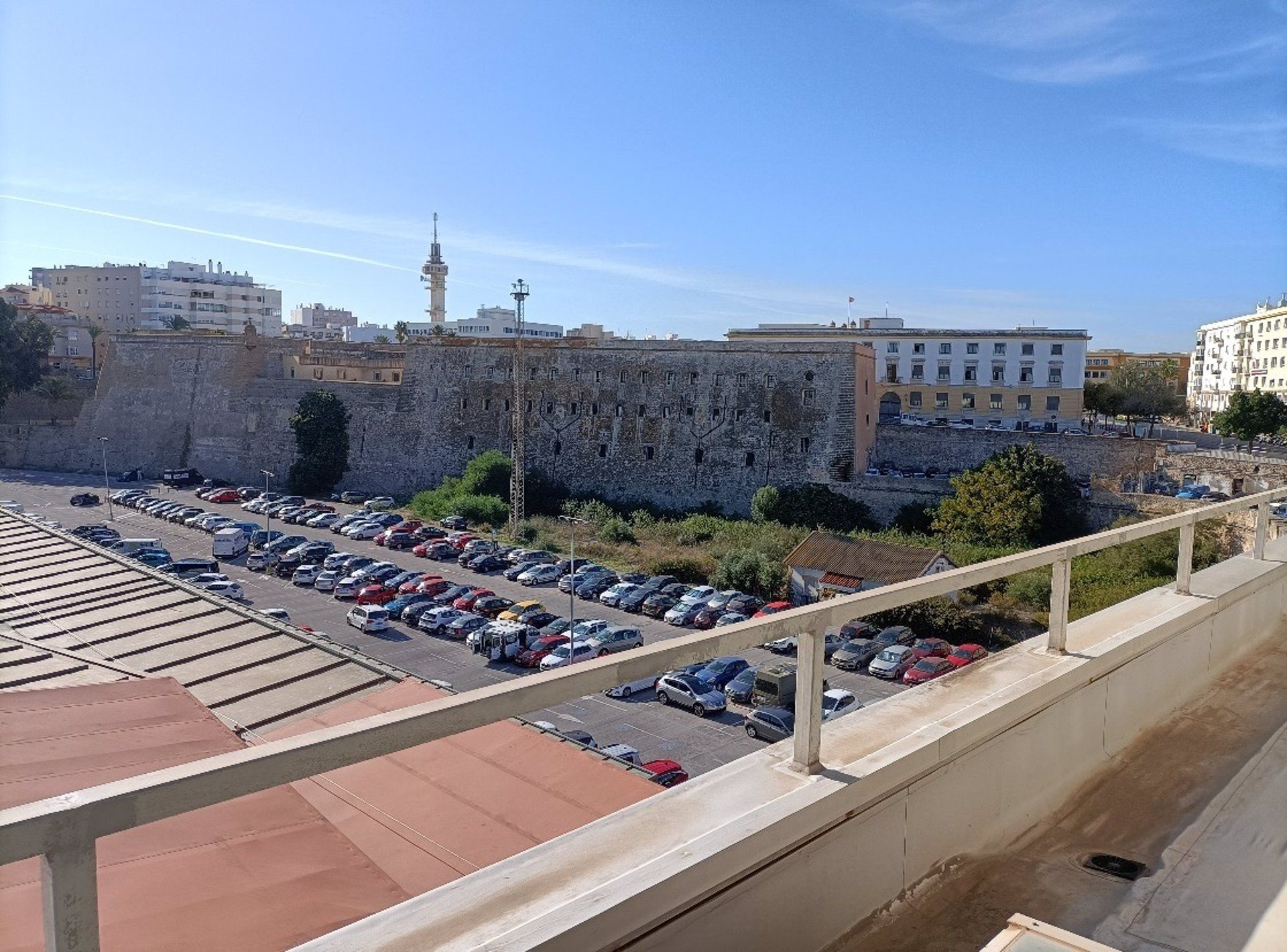 Entorno de la estación ferroviaria de Cádiz, con el 'Pirulí' de Telefónica en el horizonte. 