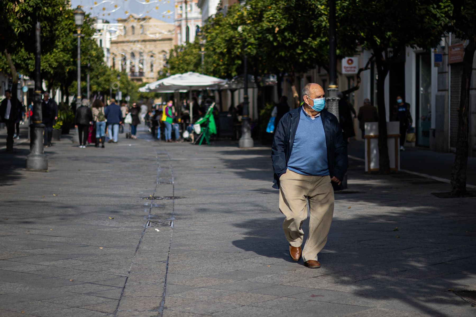 Un hombre pasea con mascarilla por el centro de Jerez, estas fiestas.