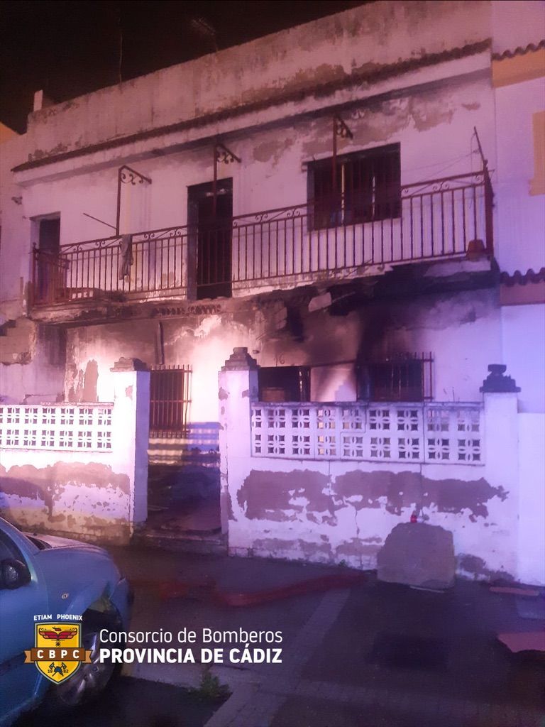 Una casa de Jerez queda completamente afectada tras un incendio en su interior.