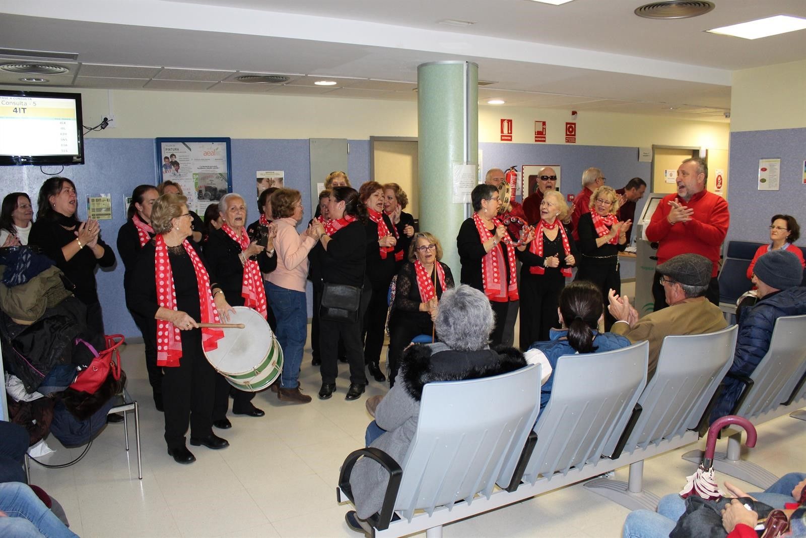 Un coro actúa en el Hospital de Jerez.