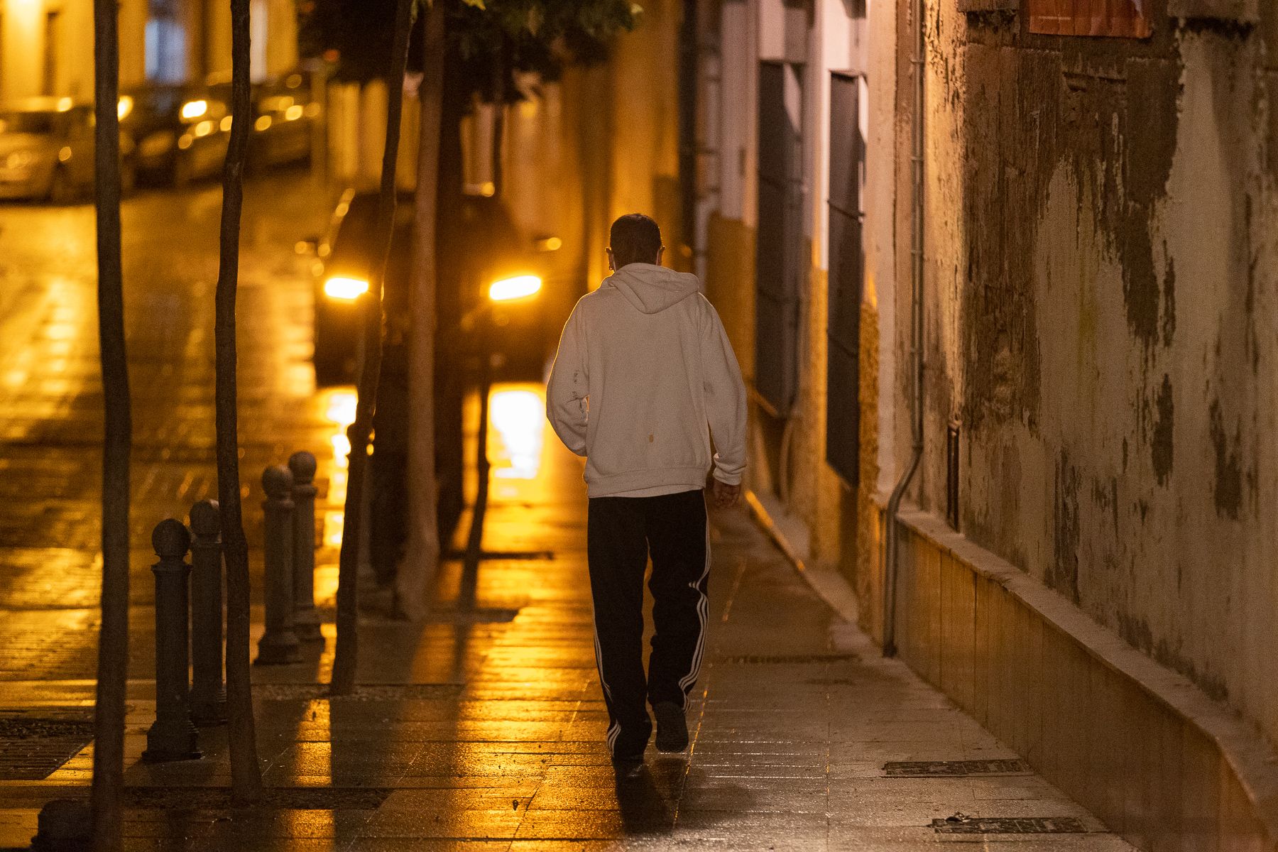 Un hombre anda por la calle en una imagen de archivo. 