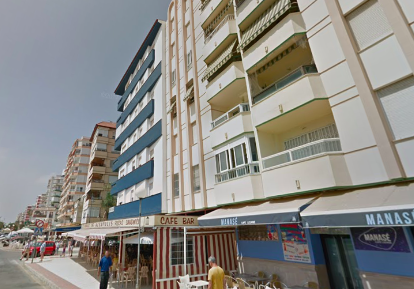 Un edificio del Paseo Marítimo Poniente de Vélez - Málaga, localidad donde secuestraron al joven.