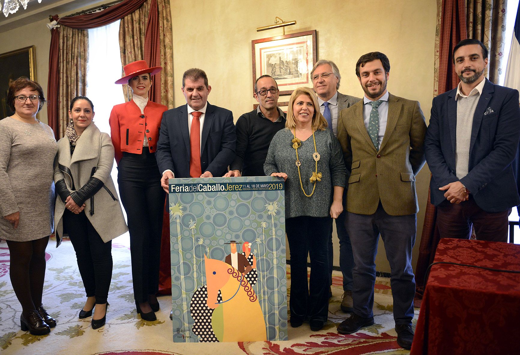 La alcaldesa de Jerez, Mamen Sánchez, acompañada del alcalde de Jabugo, Gilberto Domínguez, durante la presentación del cartel de la Feria del Caballo 2019. 