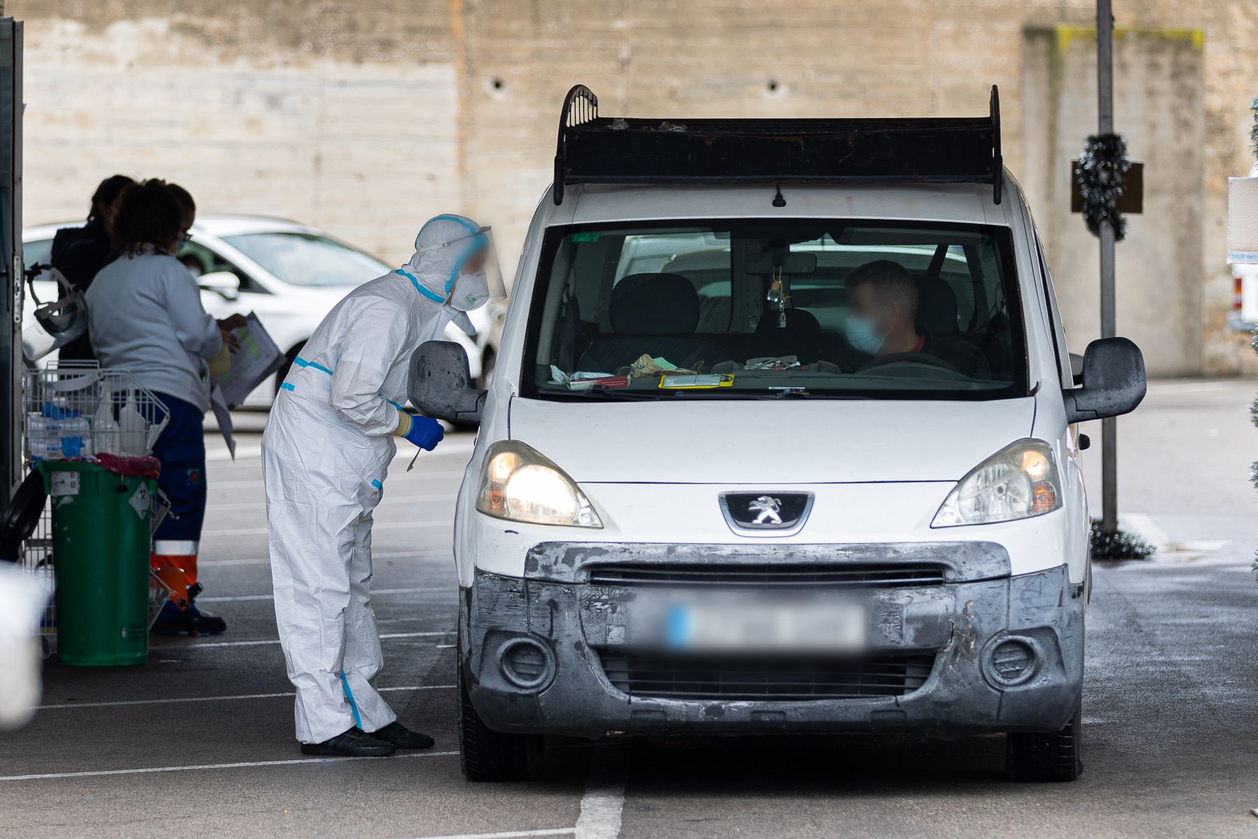 Un sanitario realiza pruebas de covid en un autocovid instalado en Jerez.