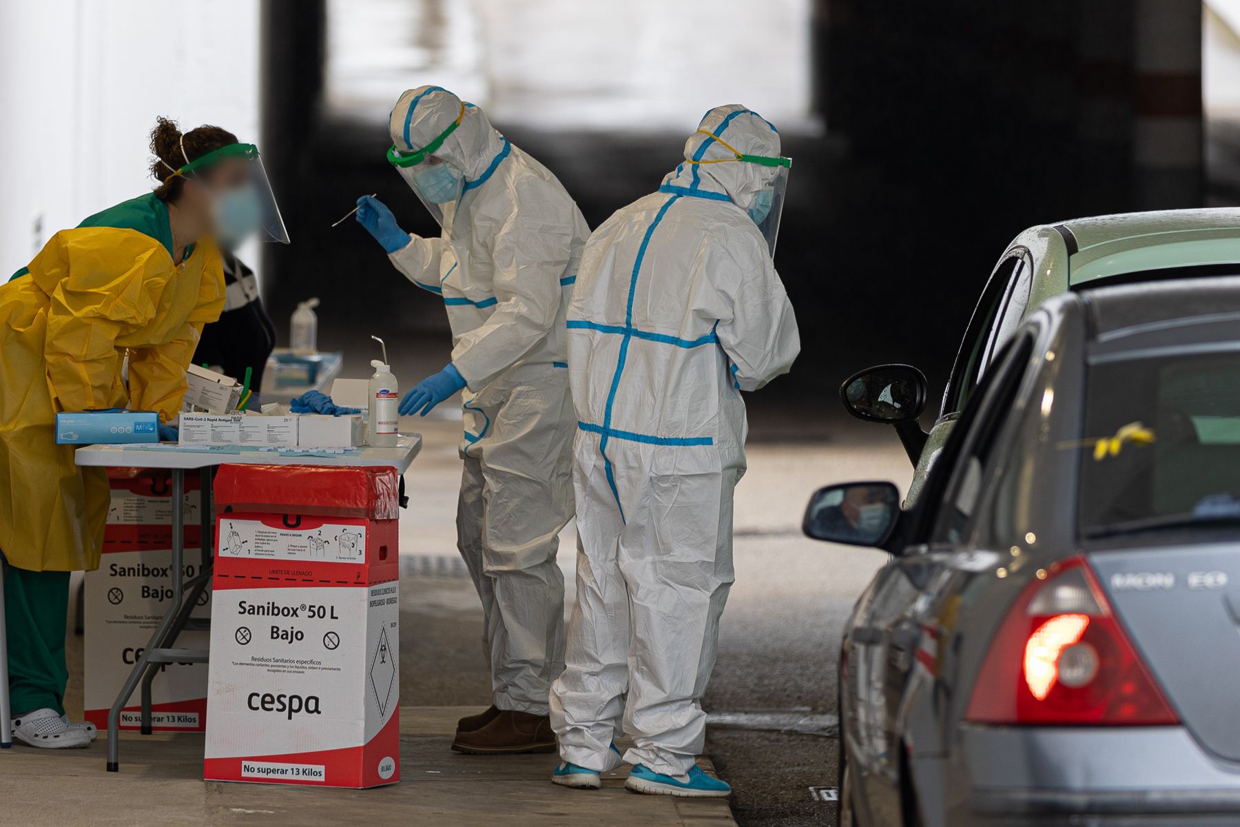 Varios sanitarios realizan pruebas contra el covid en Jerez durante la sexta ola.