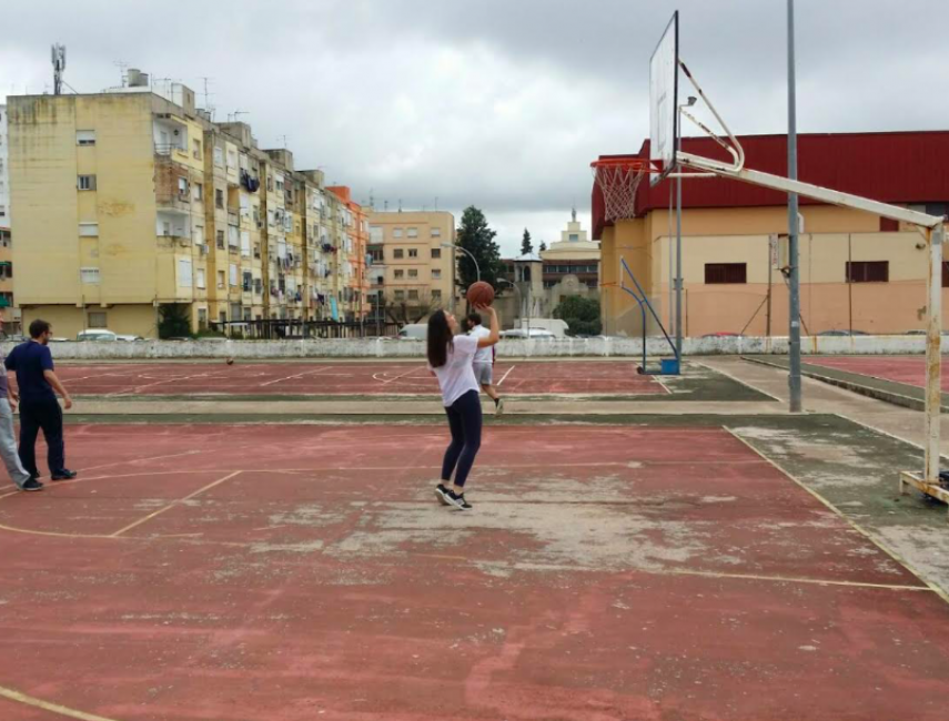 Mi grupo de amigos y yo jugando al baloncesto en las pistas deportivas de Icovesa. 