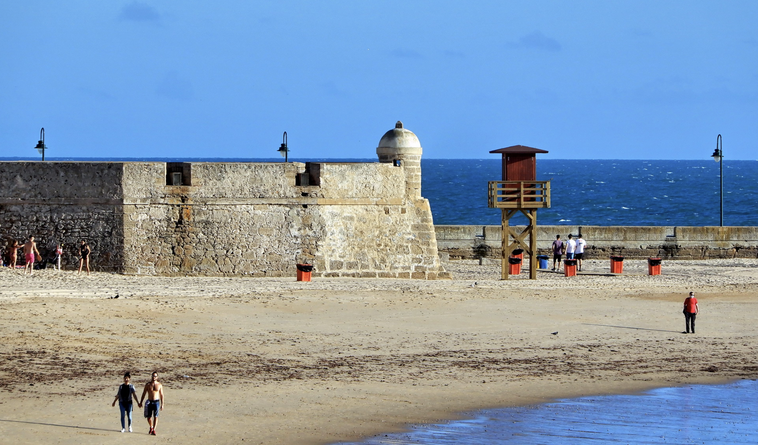 El Baluarte del Orejón, junto a la Caleta, en una imagen del pasado verano. La prestigiosa guía de viajes Lonely Planet dedica una edición especial a la provincia de Cádiz