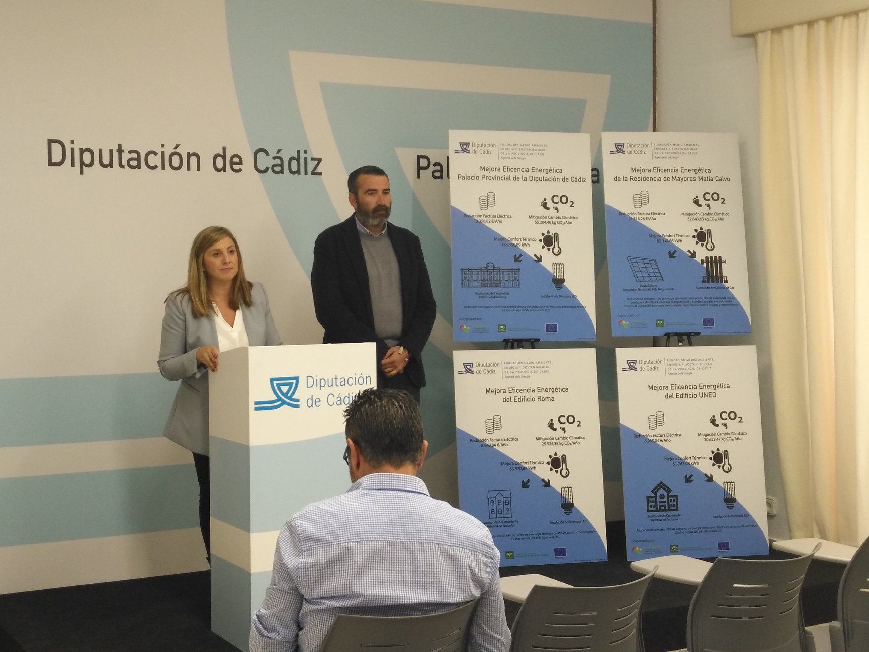 Irene García presentando en rueda de prensa las mejoras en eficiencia energética en varios edificios públicos, en una foto de archivo