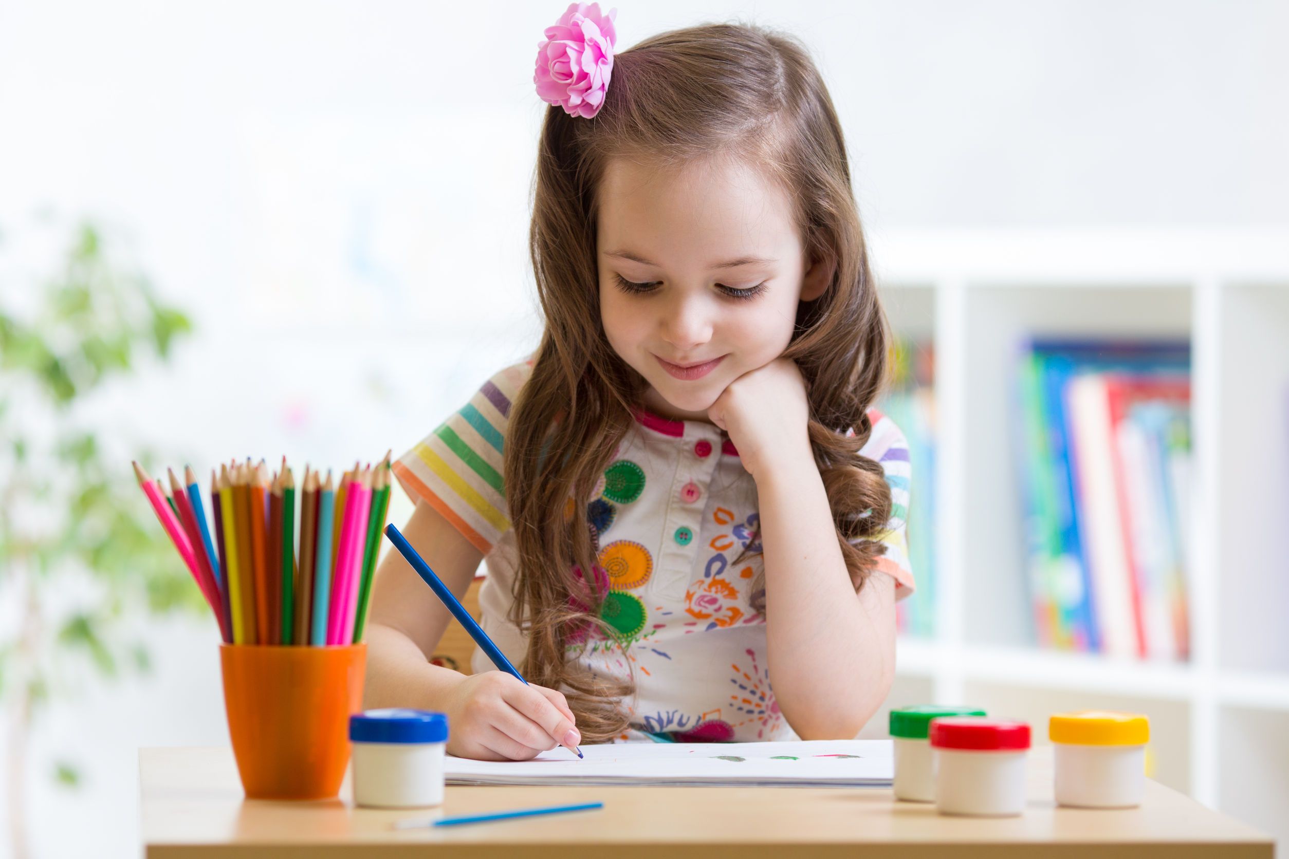Una niña dibujando, en una imagen de archivo. 
