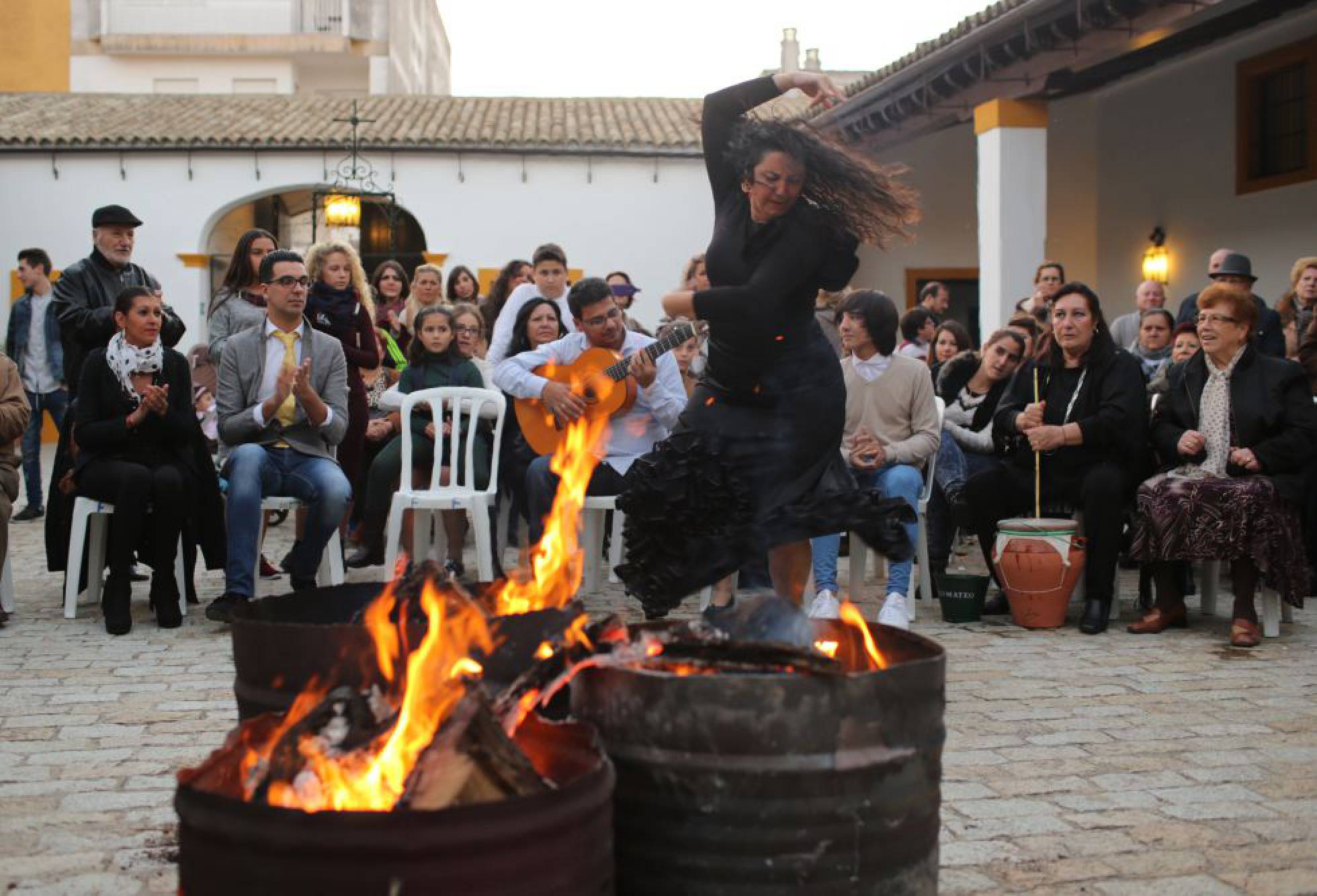 Una mujer bailando en una  pasada Zambomba en el patio de La Atalaya, en Jerez. FOTO: JUAN CARLOS TORO. 