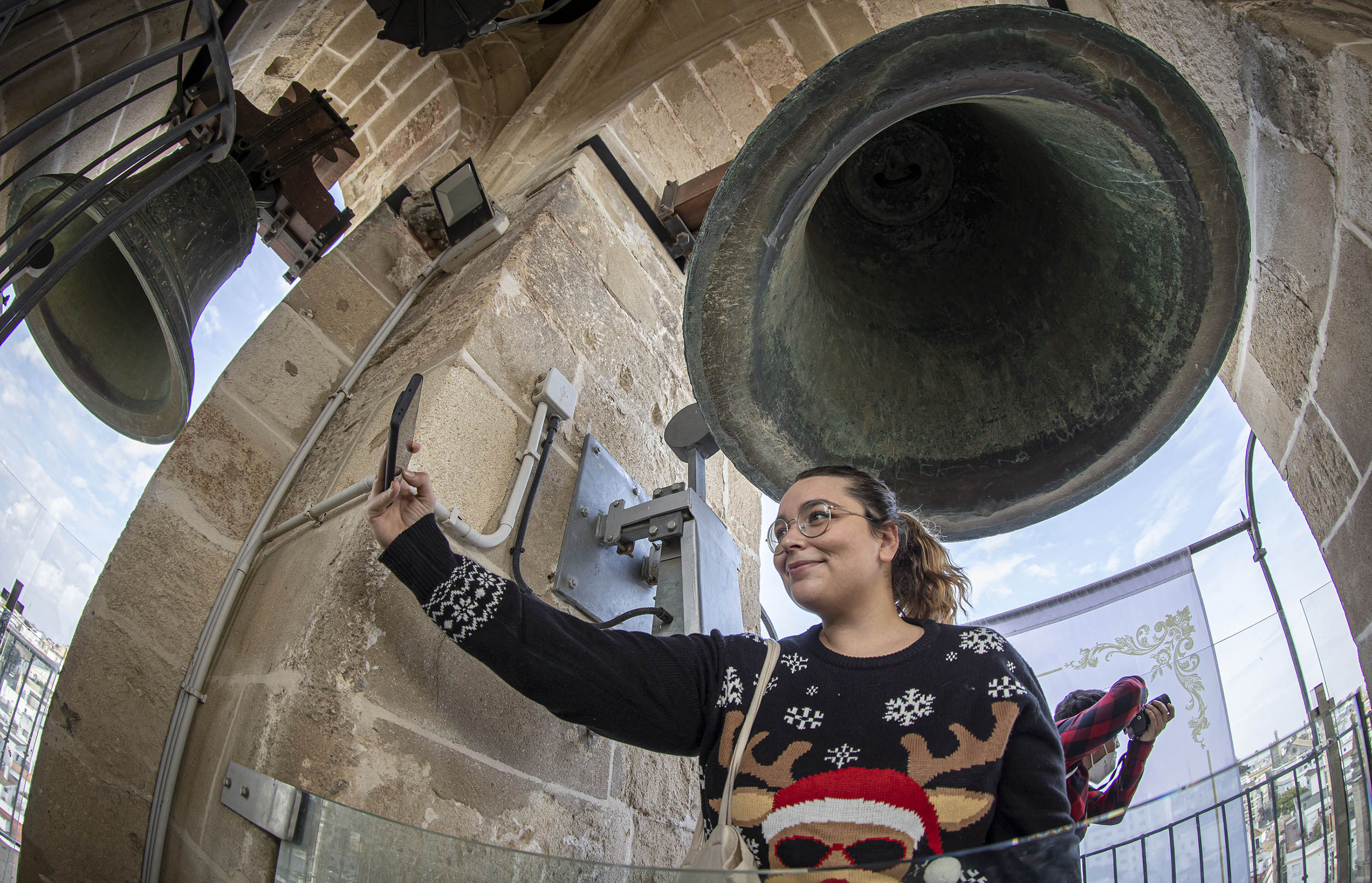 Una joven se hace un selfie bajo las campanas de la torre-campanario de la Catedral de Jerez, una de las 16 joyas de la provincia de Cádiz para conocer en el Día Mundial del Turismo.