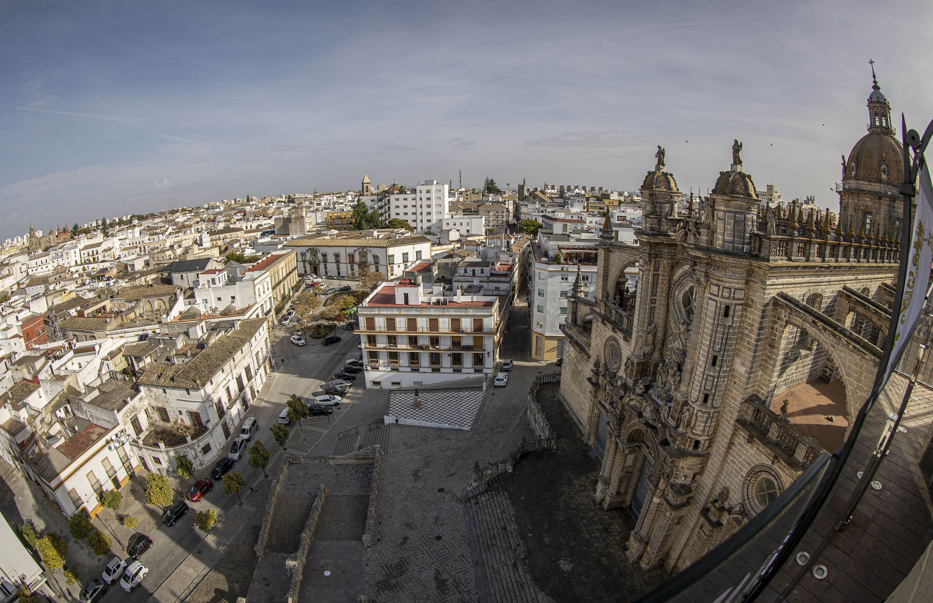Sin cambios este año: la plaza del Arenal de Jerez no se modificará. En la imagen, el reducto catedralicio desde el campanario.