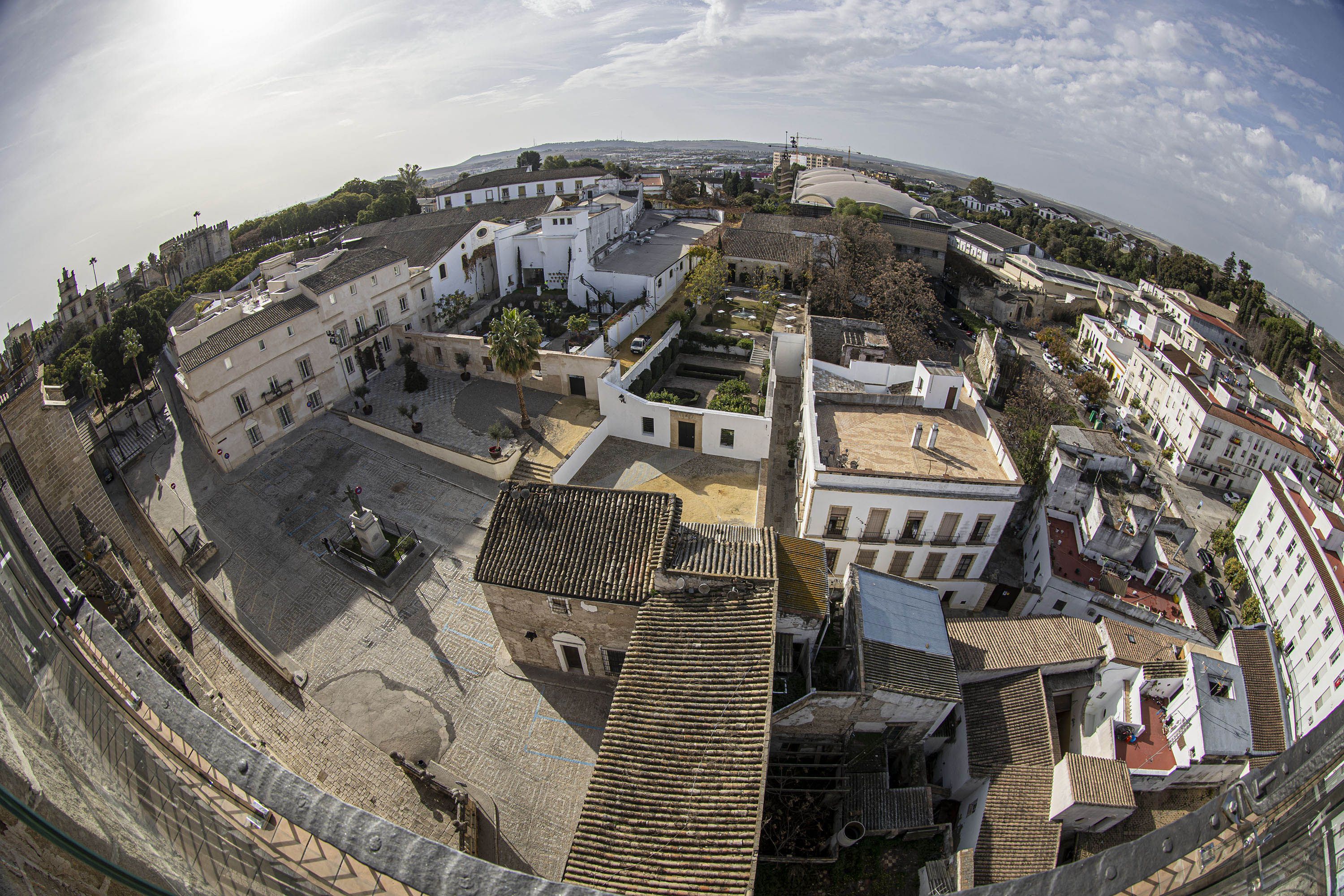 La Plaza de la Encarnación y el conjunto hotelero y bodeguero de González Byass. También se aprecia arriba a la izquierda el Alcázar de Jerez.
