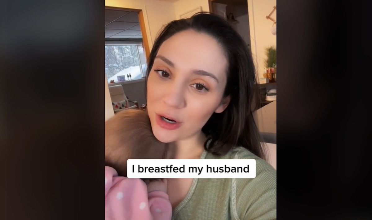 Una mujer asegura que se libró de una mastitis tras darle de mamar a su marido.