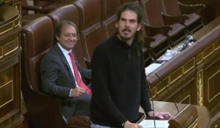 Alberto Rodríguez (Unidos Podemos), emocionado, despide a Alfonso Candón (PP)