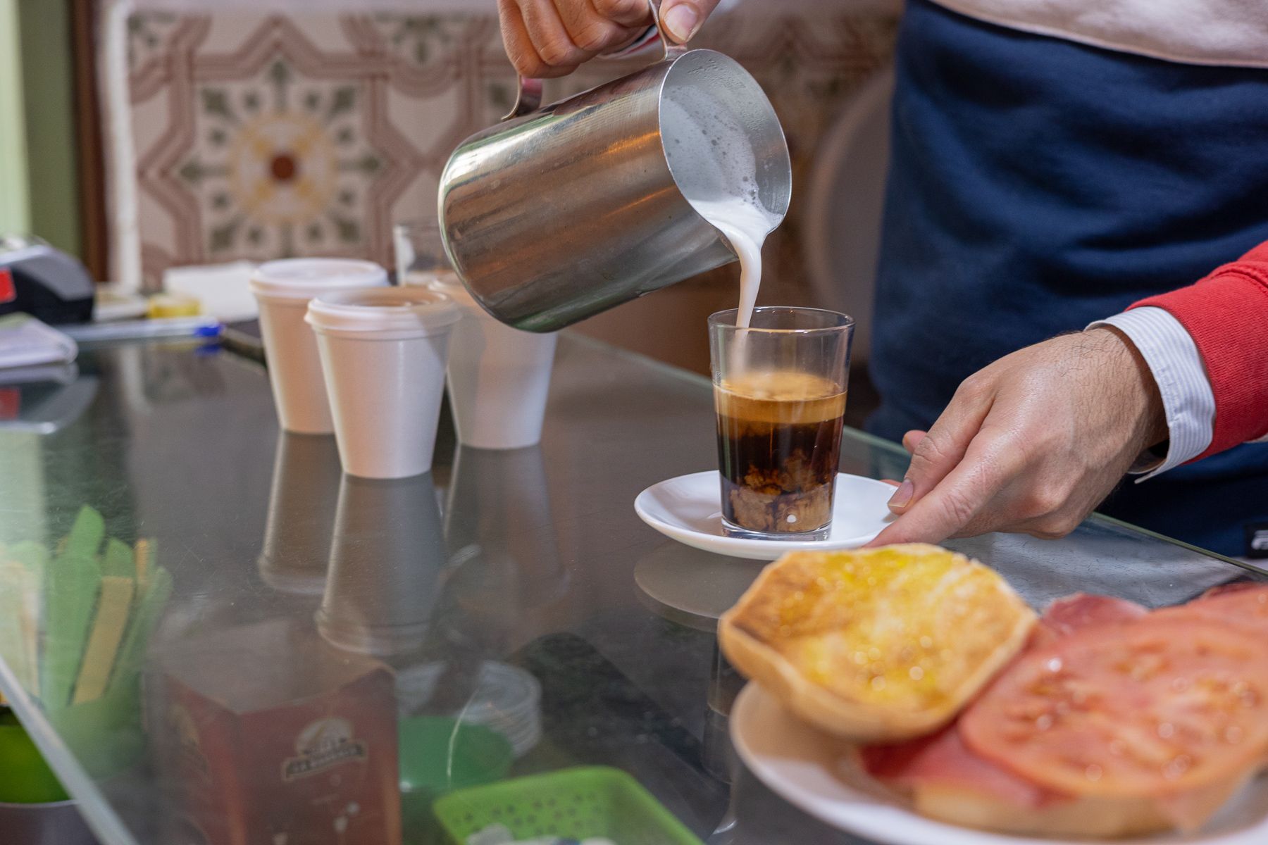 Alberto sirve el café de uno de sus clientes.