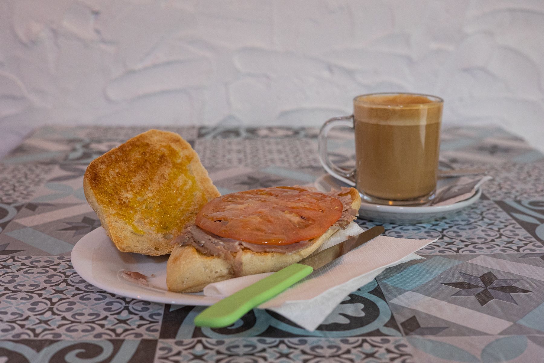 Desayuno preparado por el matrimonio.