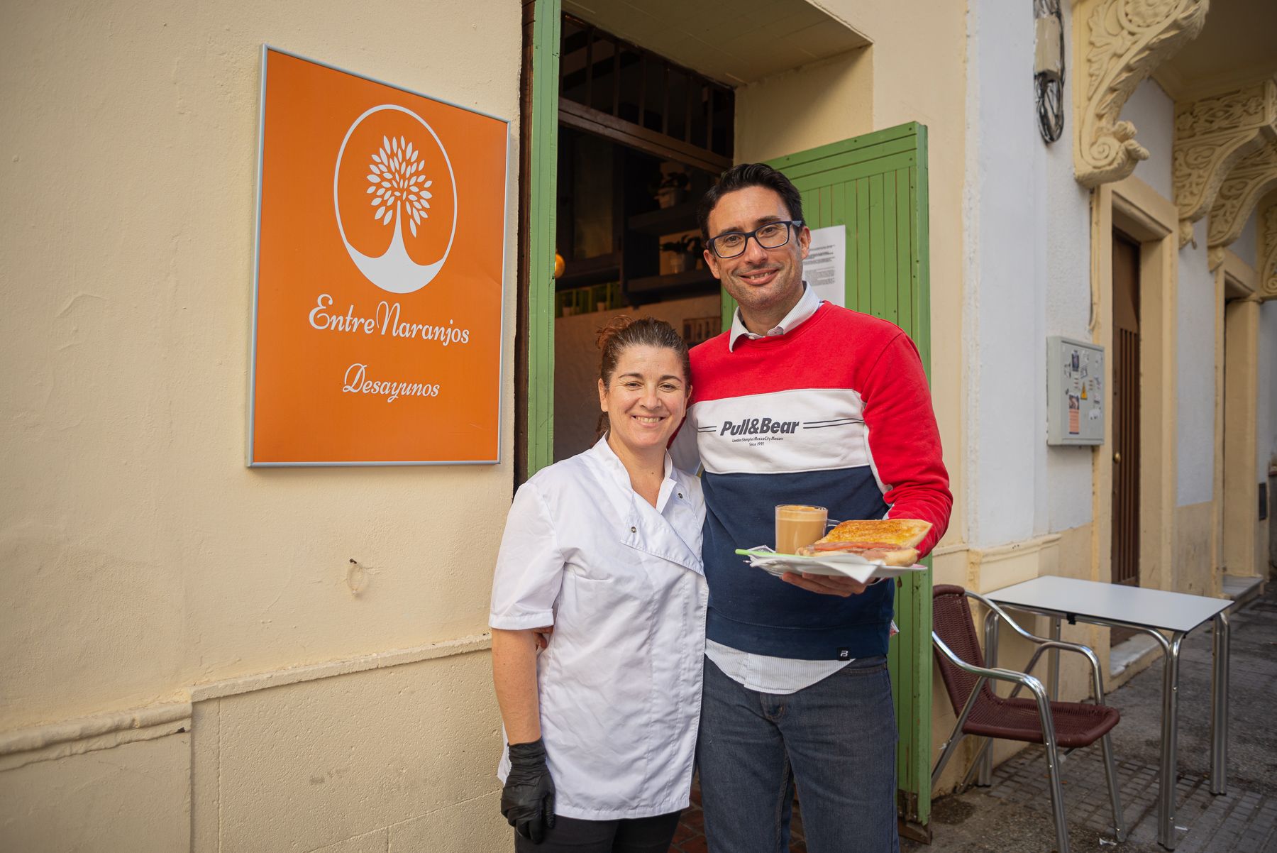 Los jerezanos Alberto y Eva María en la entrada del establecimiento EntreNaranjos especializado en desayunos.