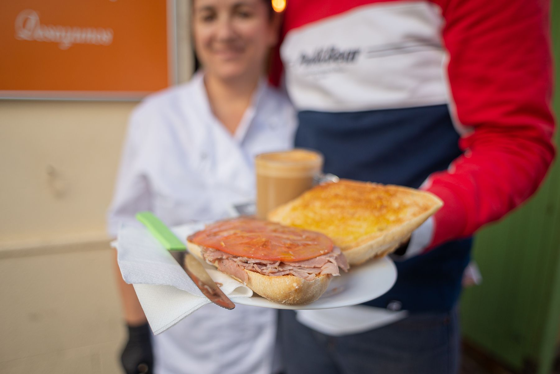 Café y bollo gallego.