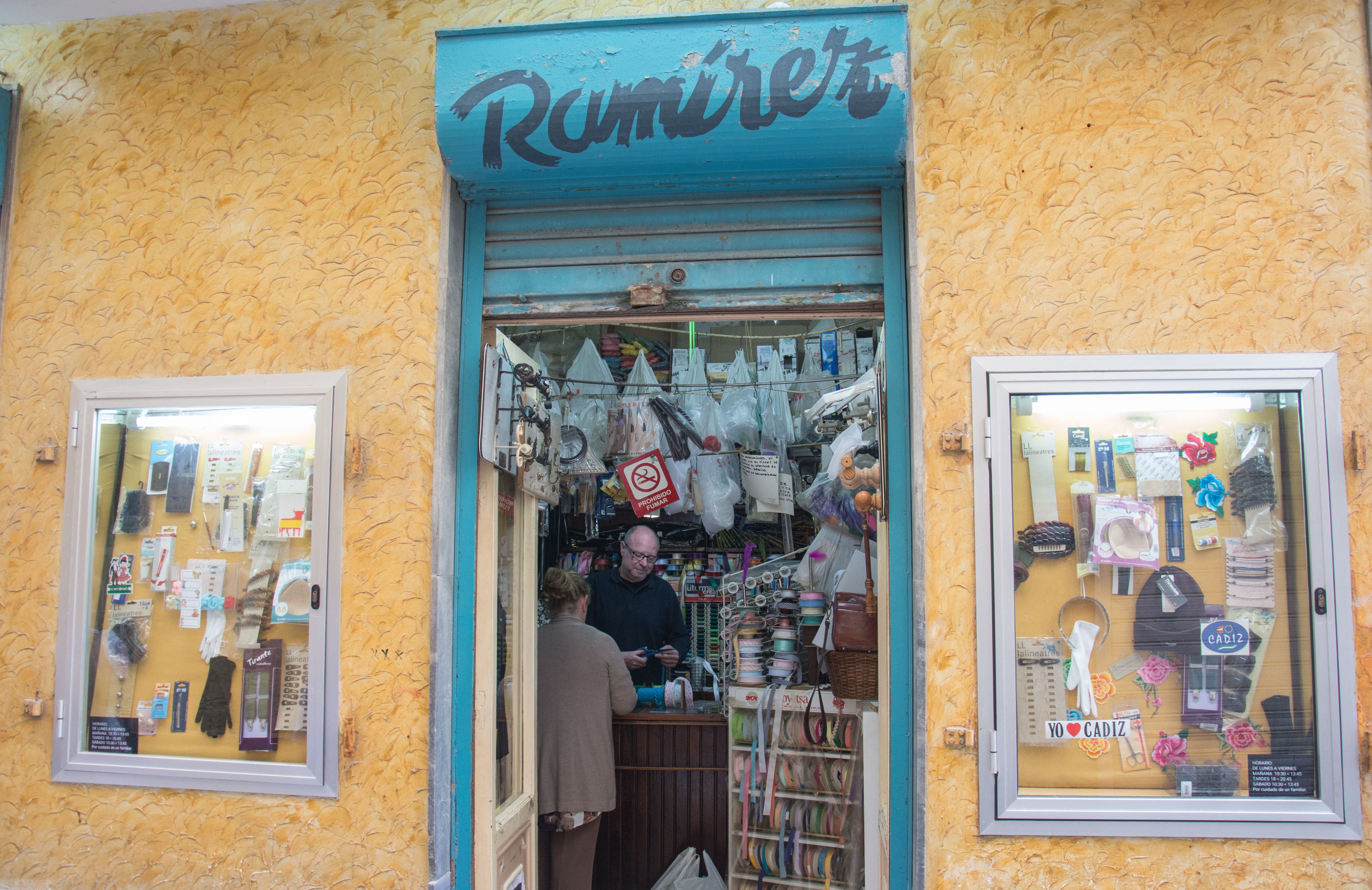 La mercería 'Ramírez' lleva abierta desde el año 1957 en Cádiz. FOTO: FANI ESCORIZA. 