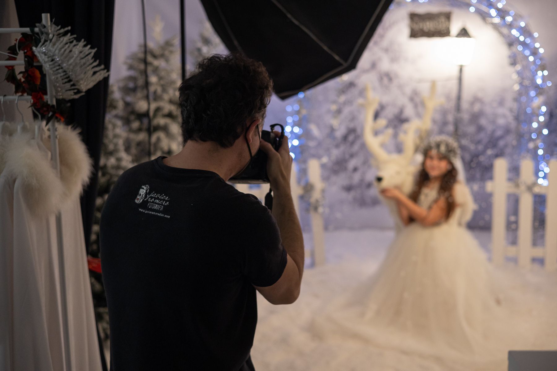 El fotógrafo durante una de las sesiones en su estudio en Jerez.