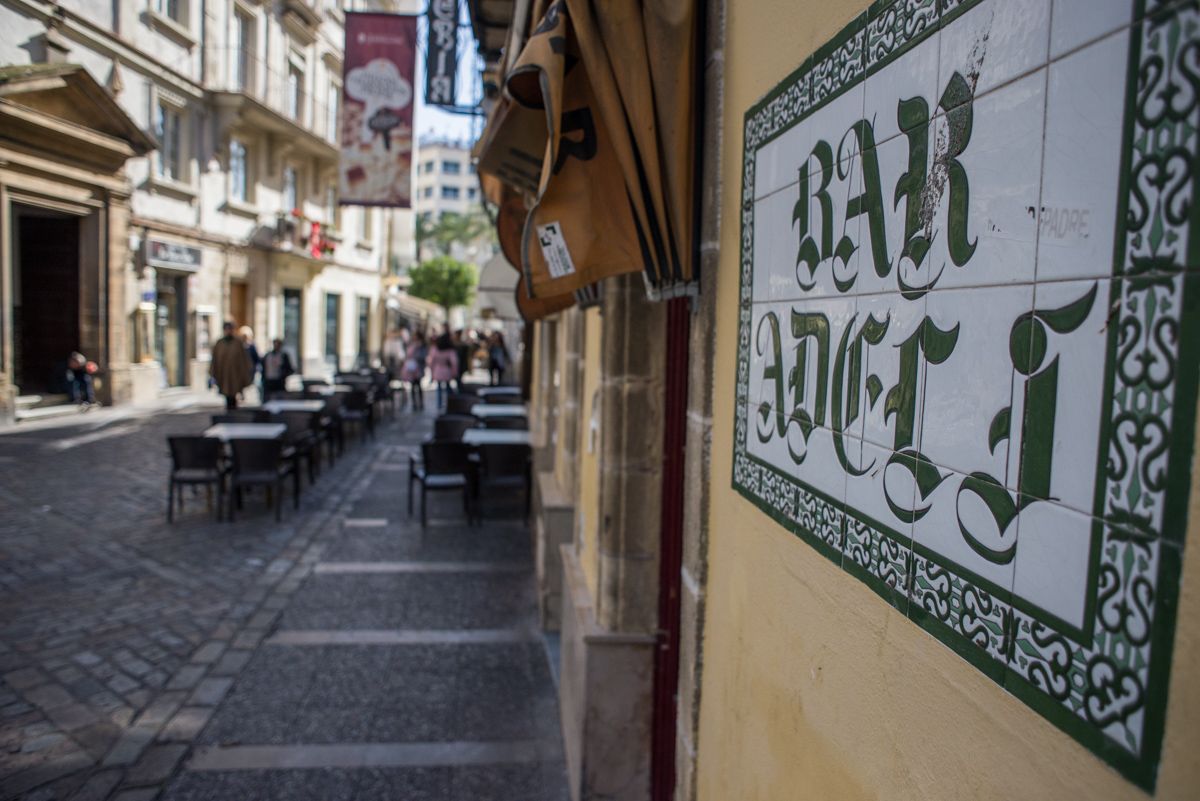 El antiguo Adeli, situado entre Consistorio y Latorre.  Uno de los bares, cafés y tabancos de Jerez que se ha perdido con el paso del tiempo.