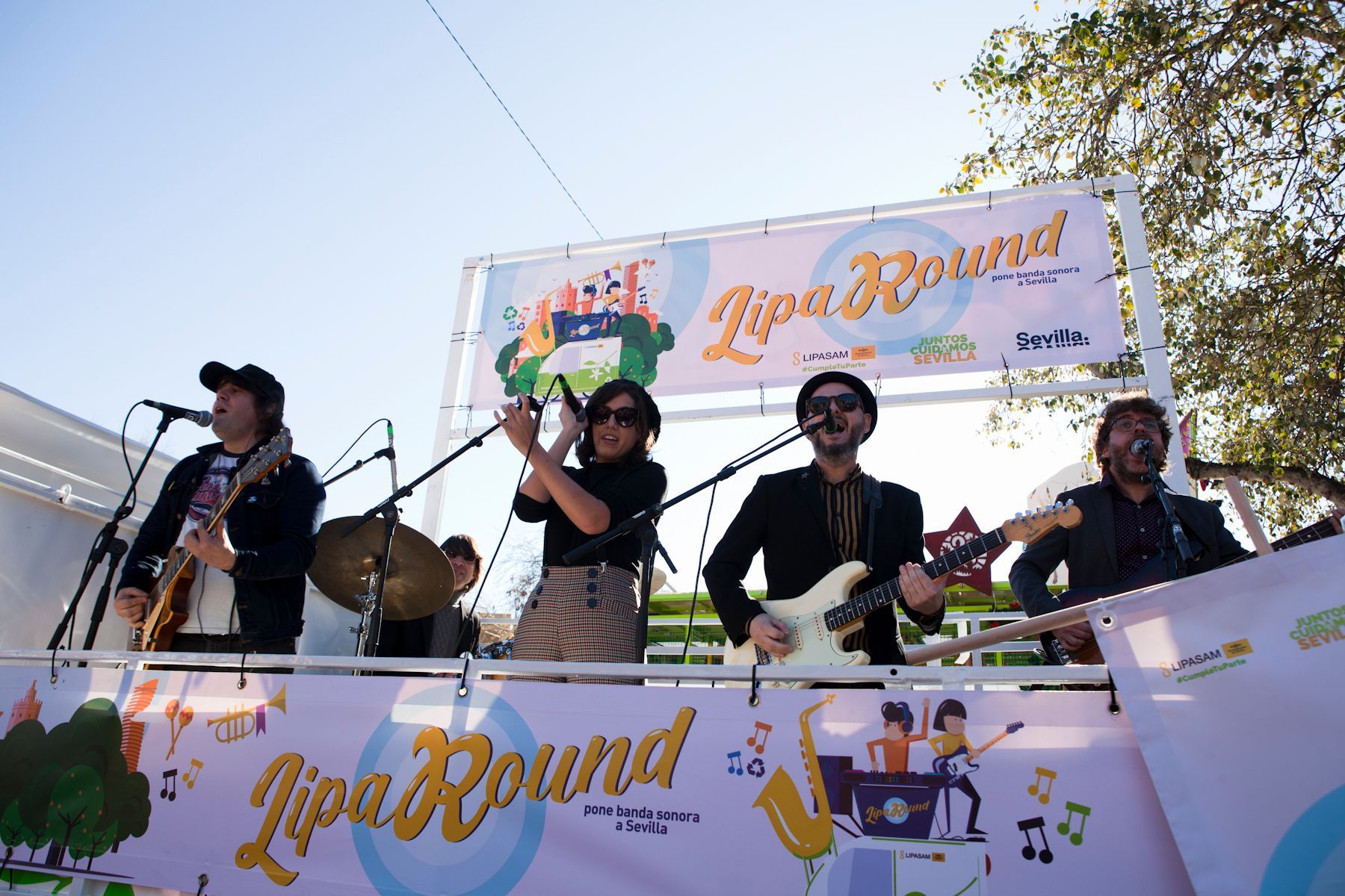 Mixtolovers actuando en el festival organizado por Lipasam.