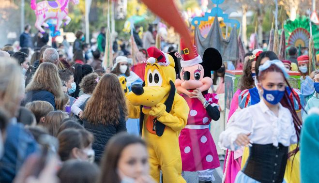 Personajes de Disney animaron el desfile.   MANU GARCÍA