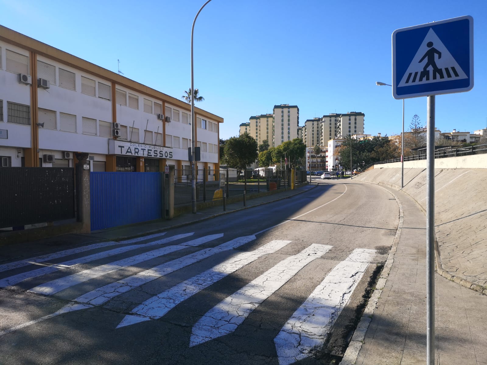 Los colegios Tartessos y Arana Beato de Jerez tendrán estos 'caminos seguros' en este trimestre. En la imagen, exterior del Tartessos.