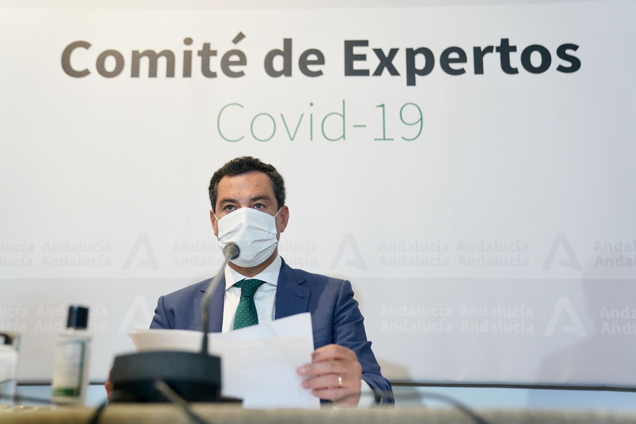 El presidente de la Junta, Juan Manuel Moreno Bonilla, en una pasada reunión del comité de expertos.