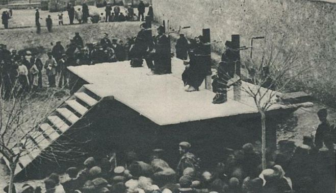 Ejecuciones en la plaza del Mercado tras los Consejos de Guerra por la insurrección campesina de 1892 en Jerez. 