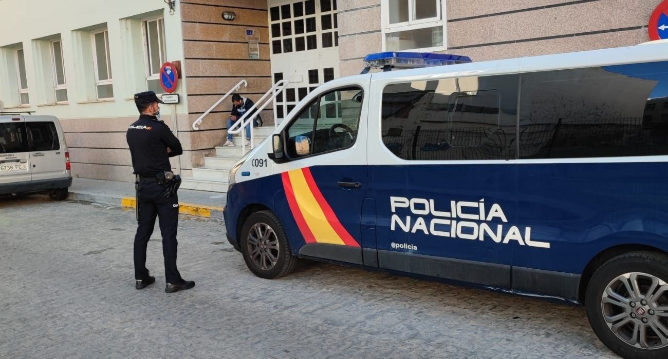 Presencia policial en un centro de salud de Cádiz.