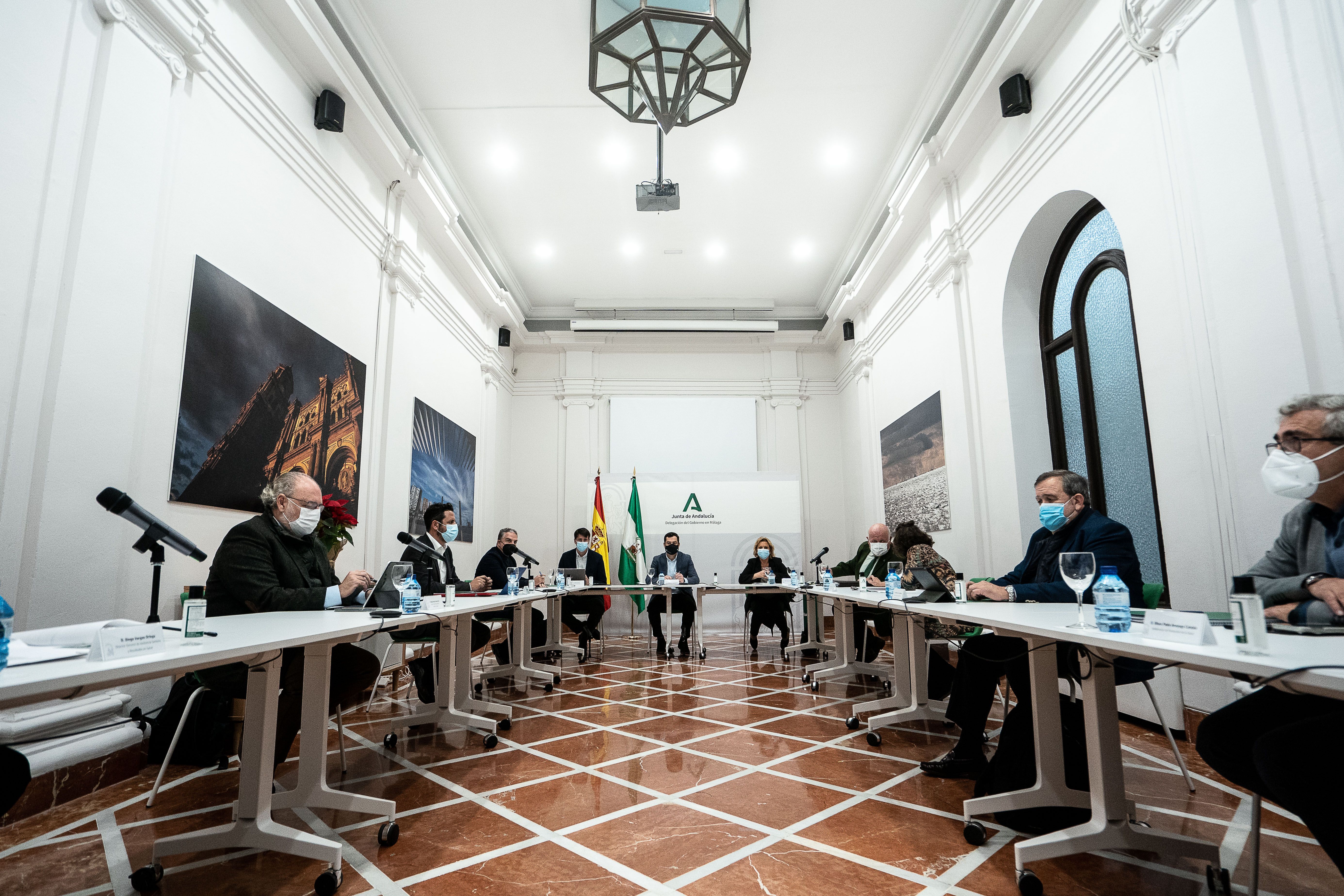 El presidente de la Junta de Andalucía, Juan Manuel Moreno Bonilla, preside en Málaga, este lunes, el comité de expertos.