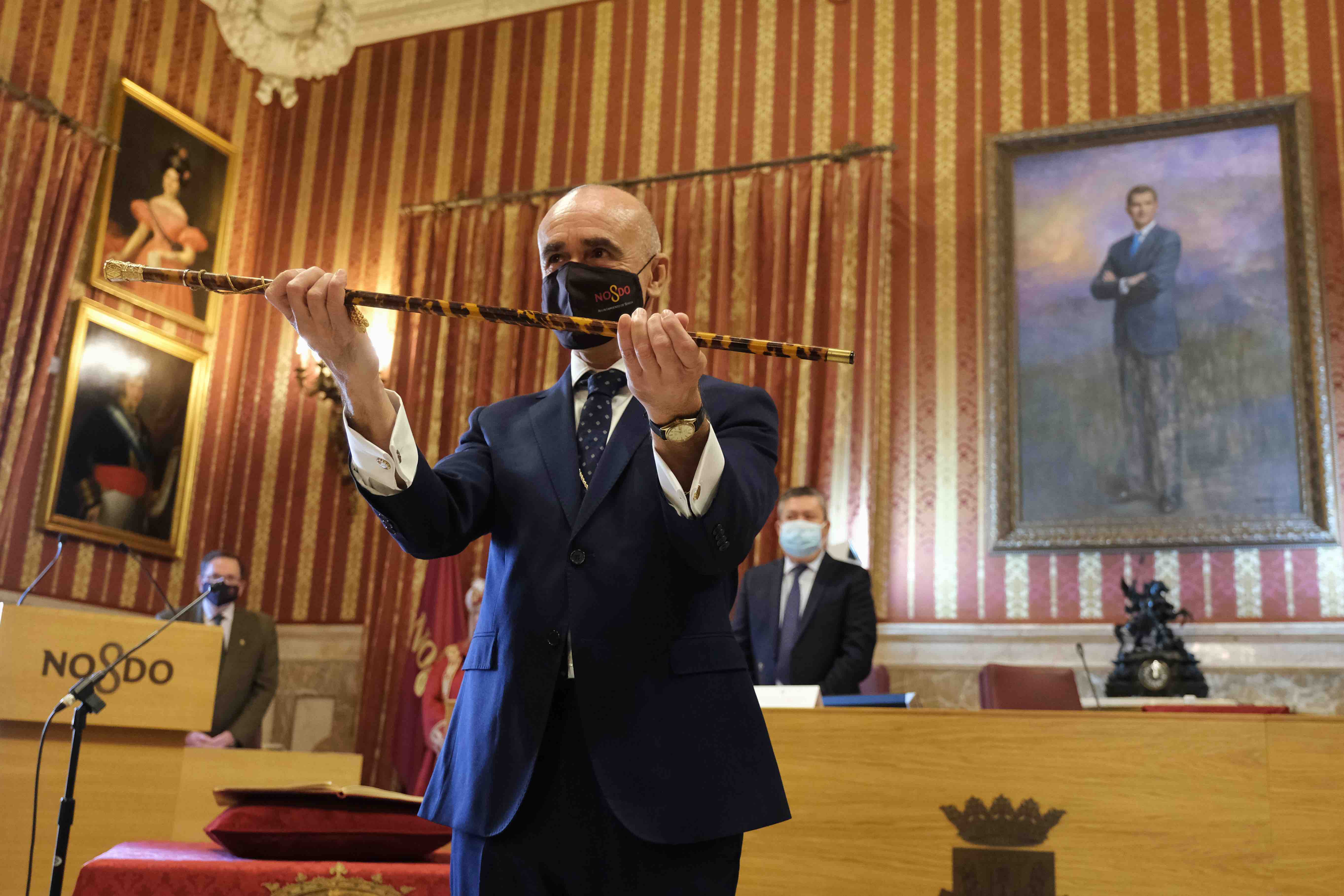 Antonio Muñoz, bastón de Alcaldía en mano, tras ser investido nuevo alcalde de Sevilla este lunes.
