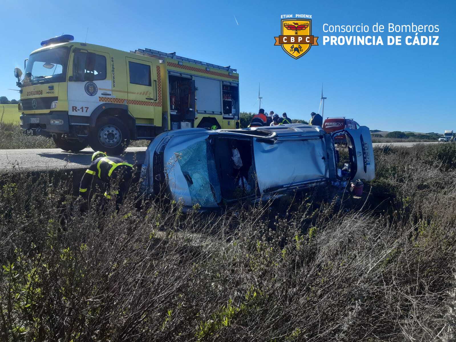 Imagen de uno de los dos vehículos accidentados en la carretera que conecta Paterna con la autovía Jerez-Los Barrios.