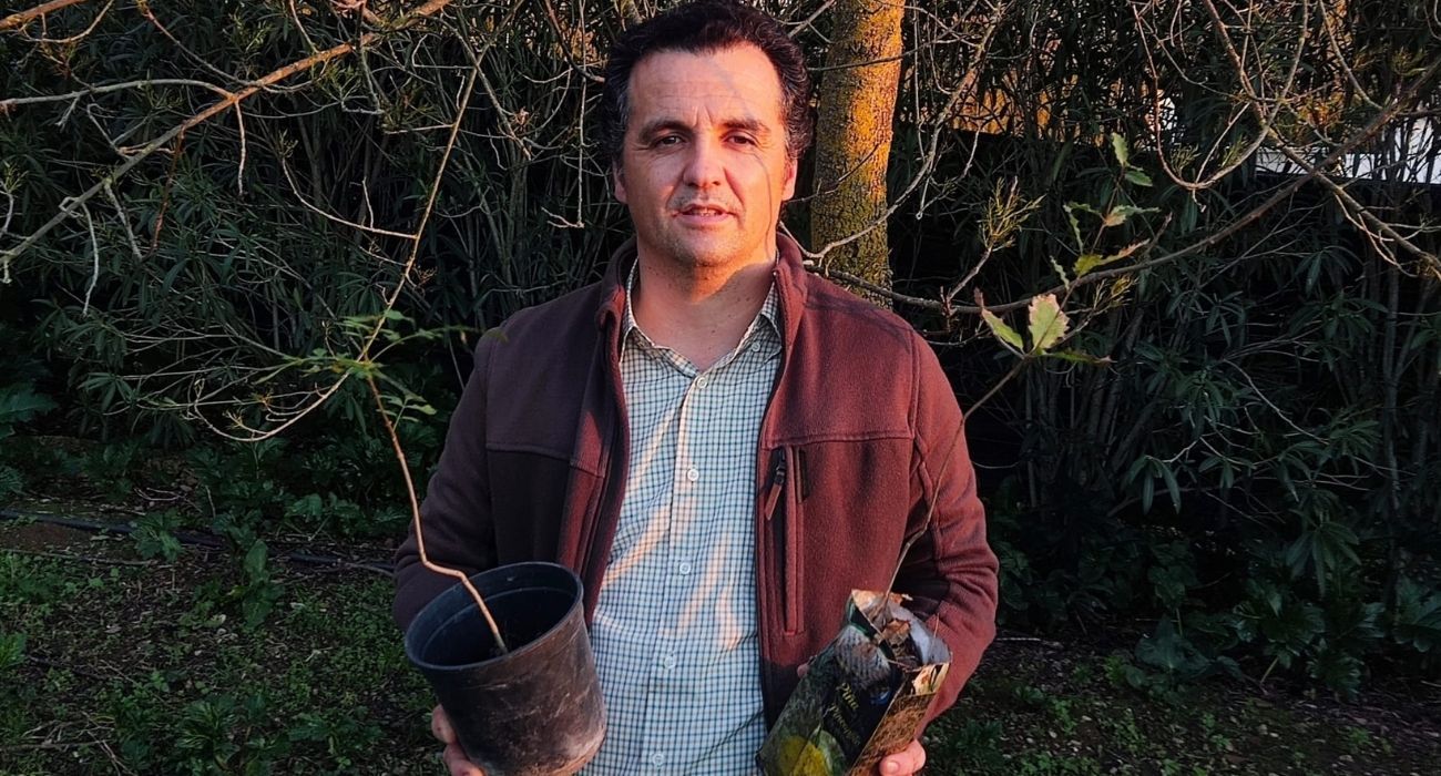 Antonio Acosta, con los plantones que regala. Antonio Acosta, con los plantones que regala.