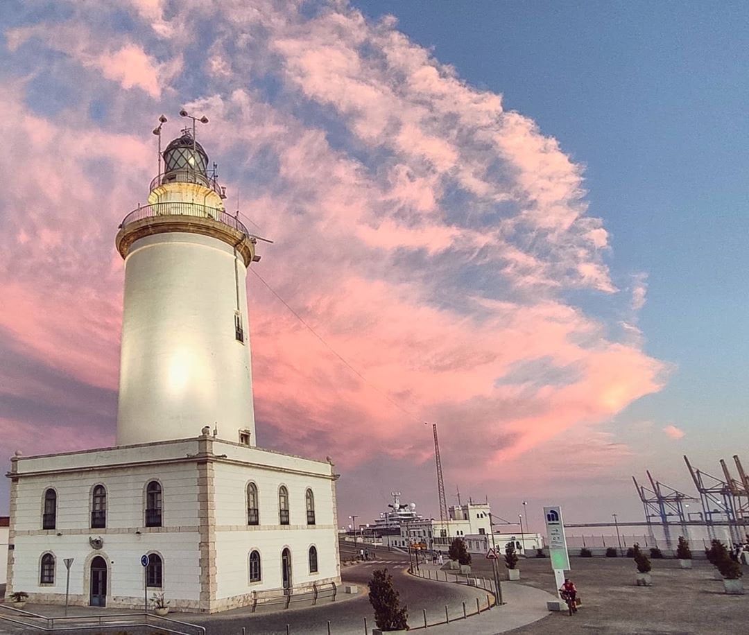 La Farola de Málaga, declarada Bien de Interés Cultural por su impronta en la ciudad desde hace 200 años. FOTO: Plataforma 'Defendamos Nuestro Horizonte'.