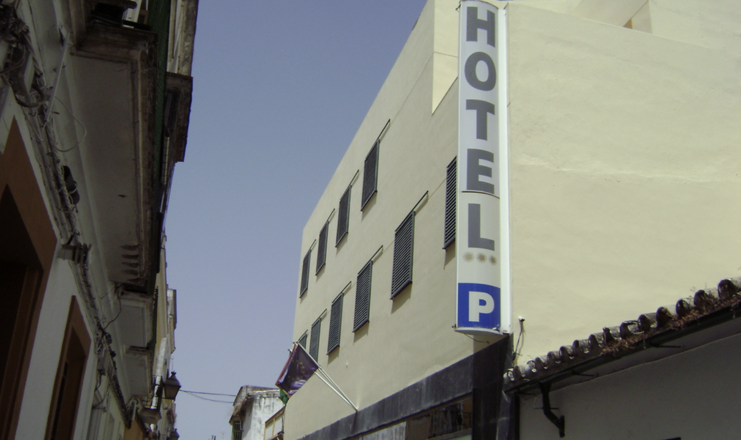 Vista de la fachada del hotel con 17 habitaciones en venta en pleno centro de Jerez.
