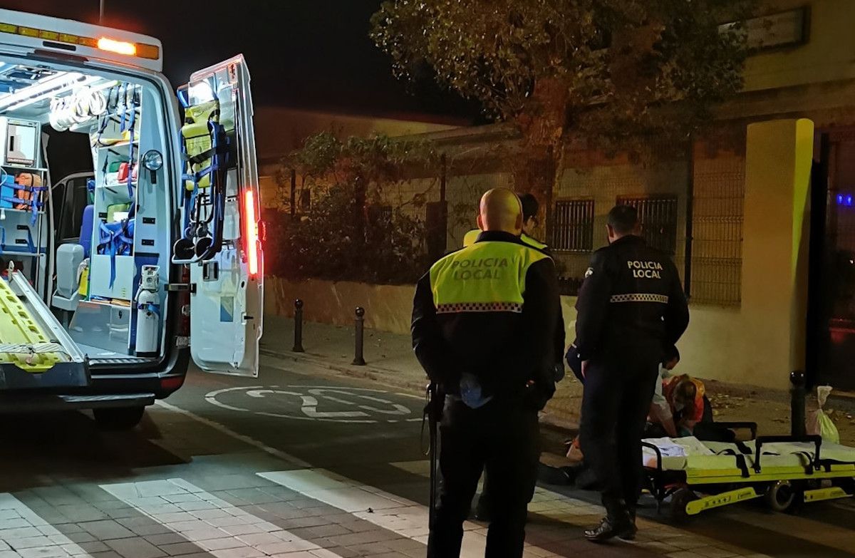 Un joven bajo los efectos del alcohol se cae de un patinete en Cádiz.