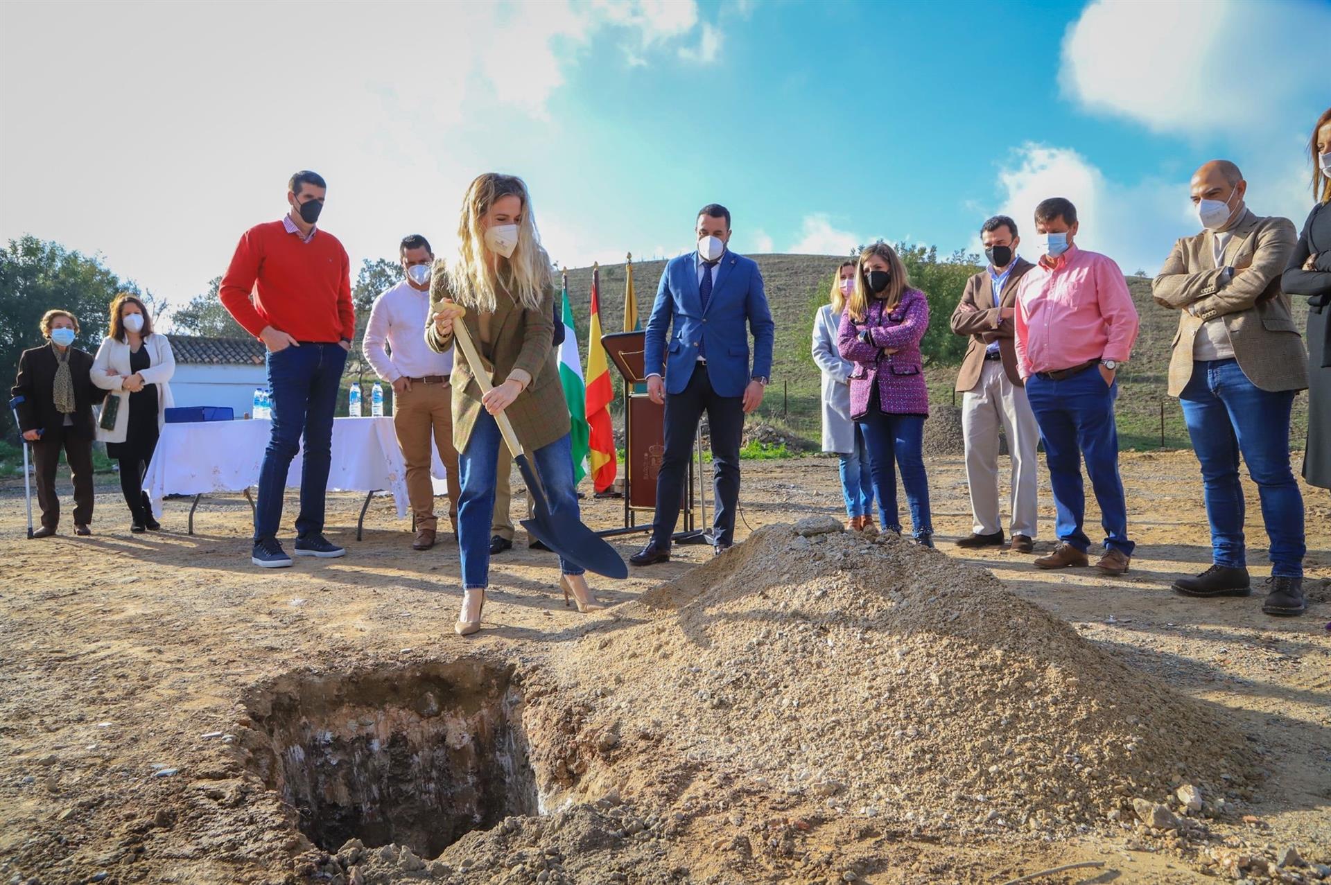 Colocan la primera piedra para el nuevo pabellón polideportivo de Algar