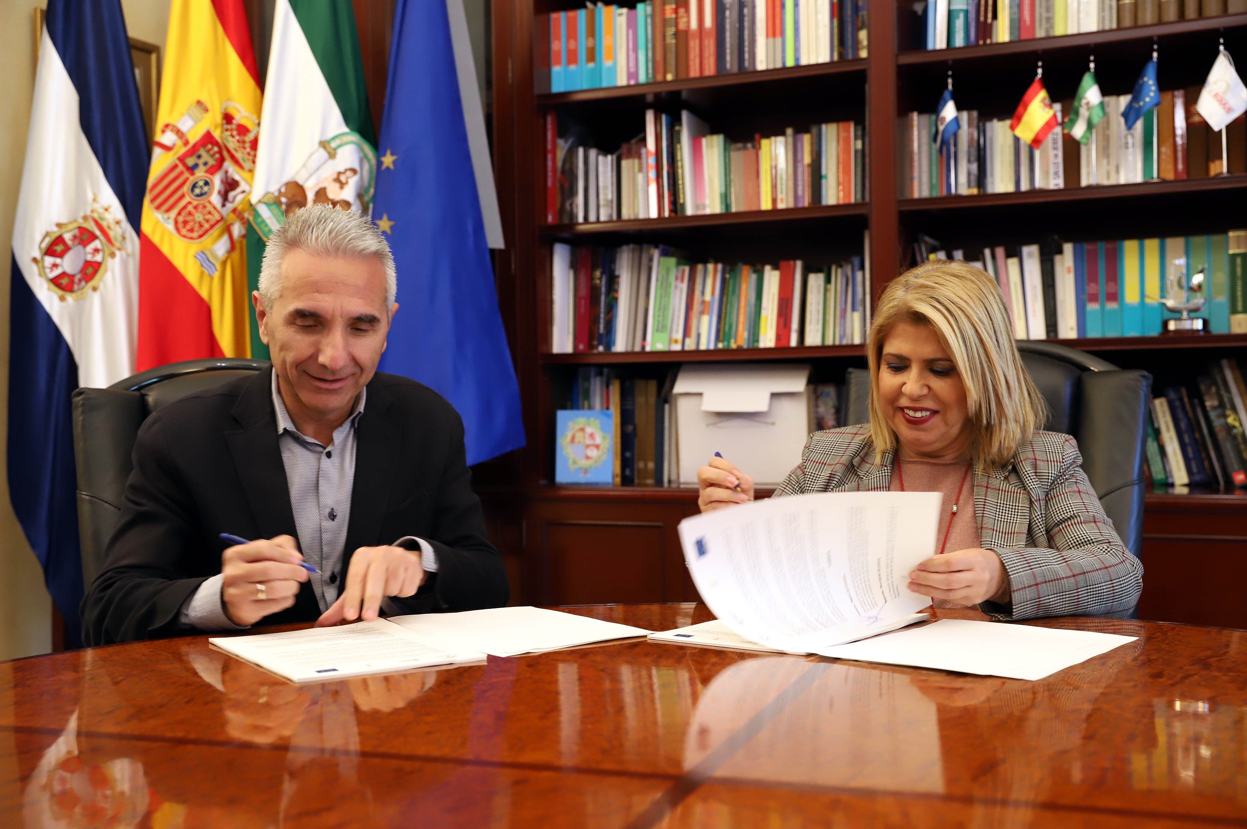 El ex portavoz de la Junta, Vázquez y Sánchez, en la firma del convenio en el Ayuntamiento de Jerez.
