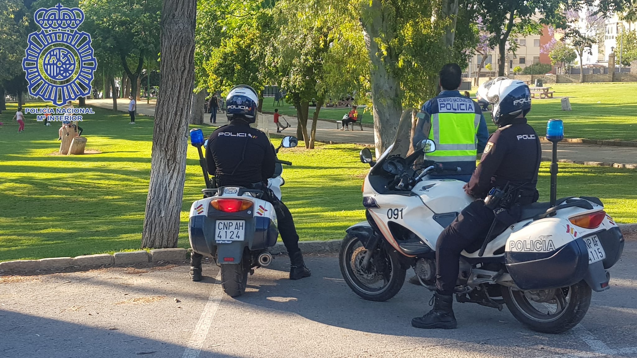 Agentes policiales en el parque de Dos Hermanas donde se exhibía el detenido.